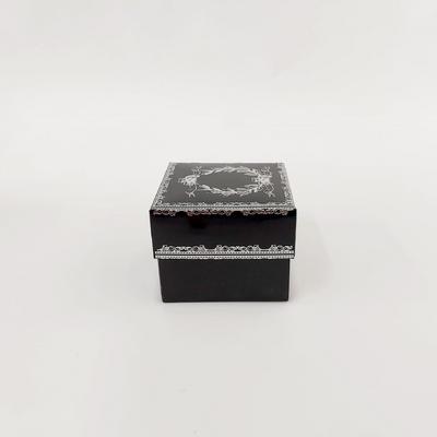 8x8x6 Gümüş Yaldızlı Siyah Kutu 